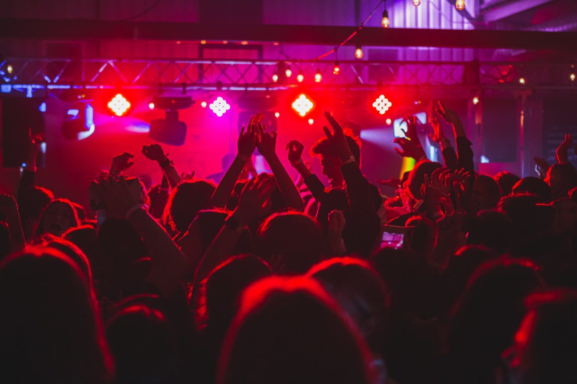 people clubing, red light in the background